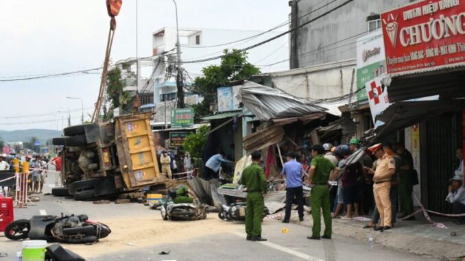 Tai nạn nghiêm trọng trên quốc lộ 1A, nhiều người thương vong Tai nạn nghiêm trọng trên quốc lộ 1A, nhiều người thương vong