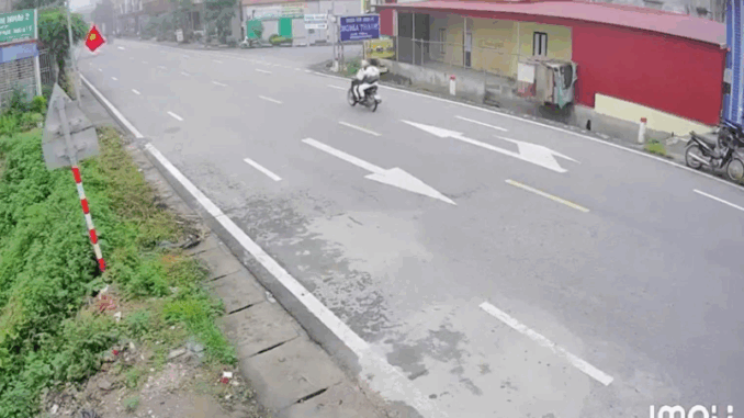 Nh:ói lòng khoảnh khắc bé trai 3 tuổi t uột tay bố, b ăng qua đường bị xe tải đ:âm t:u v:ong Nh:ói lòng khoảnh khắc bé trai 3 tuổi t uột tay bố, b ăng qua đường bị xe tải đ:âm t:u v:ong