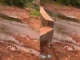 Clip ghi lại phút nước lũ dâng nhanh chóng mặt khiến nhiều người thót tim