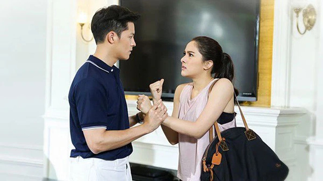 Giả vờ không biết chồng ng::oại tì::nh, đêm nào vợ cũng bắt chồng ph::ục v::ụ đủ 5 hiệp, để rồi 1 tuần sau chồng rối rít quỳ gối xin tha. Nhưng phản ứng của người vợ lúc này mới khiến gã chồng ớn lạnh… Giả vờ không biết chồng ng::oại tì::nh, đêm nào vợ cũng bắt chồng ph::ục v::ụ đủ 5 hiệp, để rồi 1 tuần sau chồng rối rít quỳ gối xin tha. Nhưng phản ứng của người vợ lúc này mới khiến gã chồng ớn lạnh…