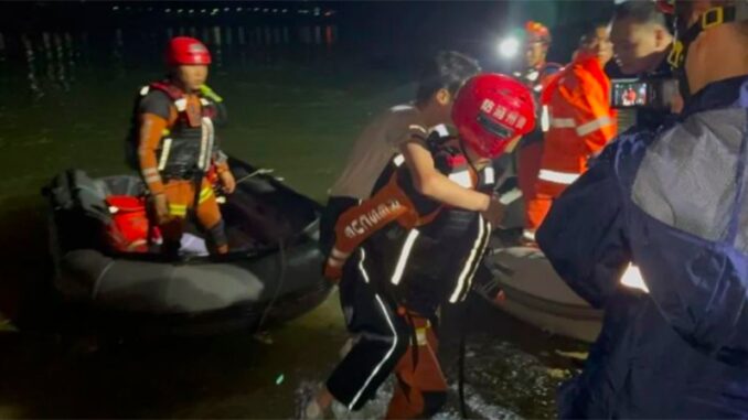 Lật thuyền du lịch tại Trung Quốc, gần 90 người thương vong Lật thuyền du lịch tại Trung Quốc, gần 90 người thương vong