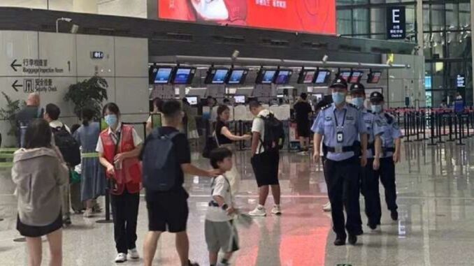 Bé gái 9 tuổi bị bỏ lại ở sân bay, bố mẹ cương quyết không nhận con: "Nghịch quá, phải cho nó nhớ đời" Bé gái 9 tuổi bị bỏ lại ở sân bay, bố mẹ cương quyết không nhận con: "Nghịch quá, phải cho nó nhớ đời"