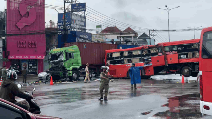 Xe khách giường nằm biến dạng sau v a ch ạm với co nt ain er, tài x ế v ăng ra ngoài Xe khách giường nằm biến dạng sau v a ch ạm với co nt ain er, tài x ế v ăng ra ngoài