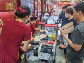 Người ‘ôm vàng’ lỗ nặng