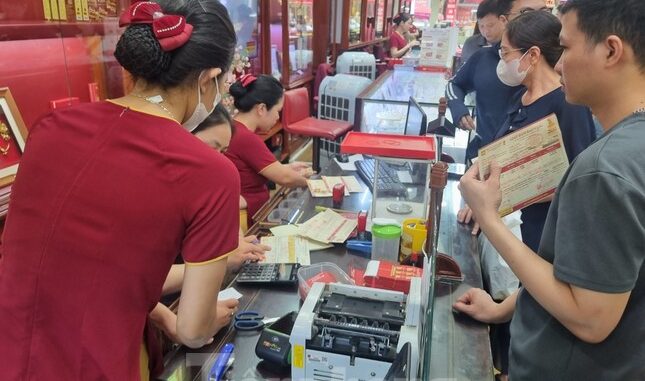 Người ‘ôm vàng’ lỗ nặng Người ‘ôm vàng’ lỗ nặng