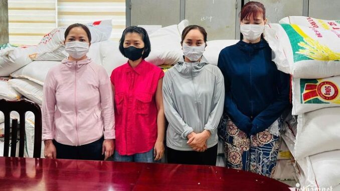 Hai chủ cửa hàng ở Hà Nội