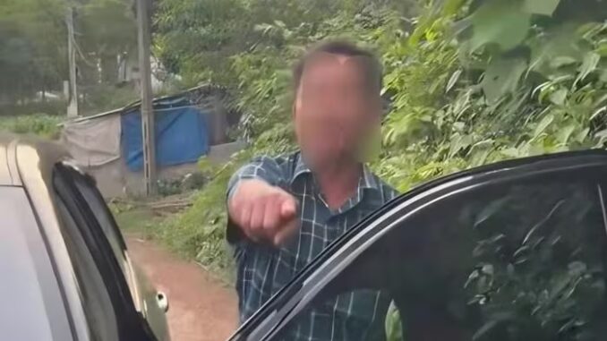 Vụ cô gái bị hành hung ở Bắc Giang: Người đánh là cán bộ xã Vụ cô gái bị hành hung ở Bắc Giang: Người đánh là cán bộ xã