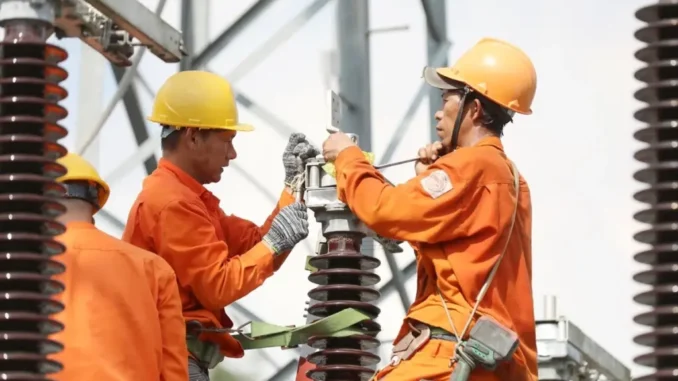 Lý do giá điện tăng lên hơn 2.200 đồng/kWh Lý do giá điện tăng lên hơn 2.200 đồng/kWh
