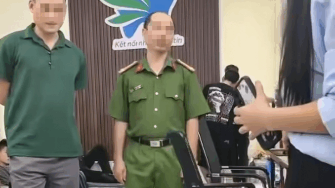 Vụ cán bộ công an phường bị tố tát cô gái: Đến kiểm tra doanh nghiệp vì tin báo có người đến xin việc bị chiếm giữ điện thoại Vụ cán bộ công an phường bị tố tát cô gái: Đến kiểm tra doanh nghiệp vì tin báo có người đến xin việc bị chiếm giữ điện thoại