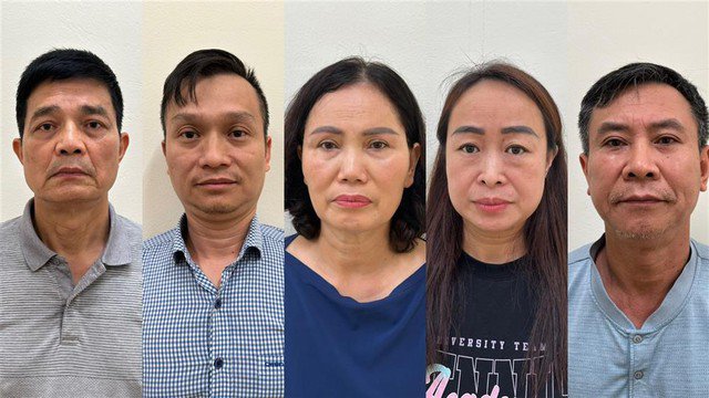 Danh tính kẻ ‘chống lưng’ cho thực phẩm giả khiến dư luận sốc nặng, hé lộ lời khai khi bị bắt Danh tính kẻ ‘chống lưng’ cho thực phẩm giả khiến dư luận sốc nặng, hé lộ lời khai khi bị bắt
