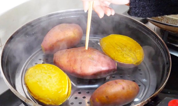 Ăn khoai lang hấp mỗi ngày, người phụ nữ hoảng hốt khi nhận kết quả khám gan: Sao lại như vậy được Ăn khoai lang hấp mỗi ngày, người phụ nữ hoảng hốt khi nhận kết quả khám gan: Sao lại như vậy được