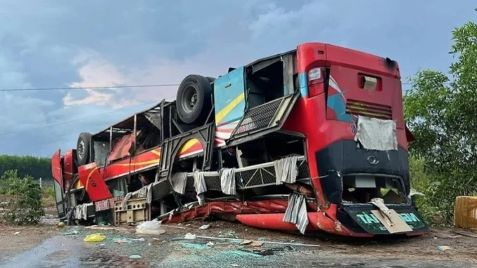 Ôtô chở hơn 20 người lật ngửa trên quốc lộ Ôtô chở hơn 20 người lật ngửa trên quốc lộ