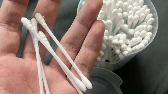 Vì sao không nên dùng tăm bông để vệ sinh tai? Vì sao không nên dùng tăm bông để vệ sinh tai?