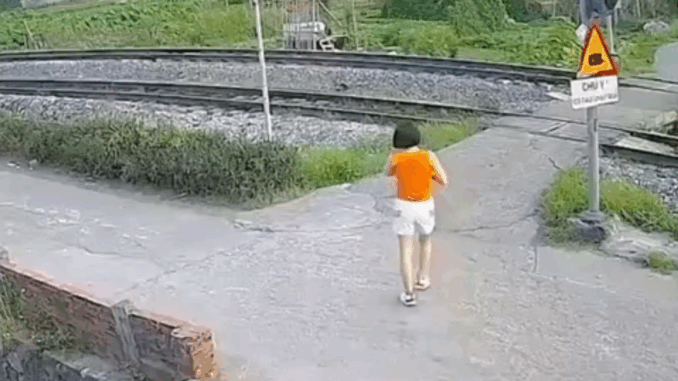 Clip người phụ nữ băng qua đường ray dù tàu đến gần, bị húc văng: Hé lộ tình trạng sau tai nạn Clip người phụ nữ băng qua đường ray dù tàu đến gần, bị húc văng: Hé lộ tình trạng sau tai nạn