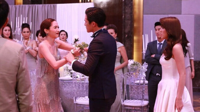 Ngày cưới của chúng tôi đáng lẽ sẽ rất trọn vẹn. Khi chồng tôi đang đi mời rượu ở các mâm, tôi phát hiện có một người phụ nữ nép sau bức tường. Do tò mò, tôi tiến đến hỏi bà là khách của ai. Thế rồi bà nói ngắn gọn với tôi vài câu, tự xưng là mẹ chồng rồi dúi vào tay tôi một tờ giấy ghi số điện thoại. Sau hôm đó, tôi rất lăn tăn về chuyện nhà chồng. Nhưng chuyện quá khứ đều đã qua, tôi vẫn đang sống hạnh phúc bên chồng. Một hôm chồng tôi trở về nhà thì nhìn thấy gầm giường có thứ l::ạ. Anh bỗng q::u:ỳ xuống kh:óc liên tục, lúc này tôi mới v:ỡ l:ẽ…… Ngày cưới của chúng tôi đáng lẽ sẽ rất trọn vẹn. Khi chồng tôi đang đi mời rượu ở các mâm, tôi phát hiện có một người phụ nữ nép sau bức tường. Do tò mò, tôi tiến đến hỏi bà là khách của ai. Thế rồi bà nói ngắn gọn với tôi vài câu, tự xưng là mẹ chồng rồi dúi vào tay tôi một tờ giấy ghi số điện thoại. Sau hôm đó, tôi rất lăn tăn về chuyện nhà chồng. Nhưng chuyện quá khứ đều đã qua, tôi vẫn đang sống hạnh phúc bên chồng. Một hôm chồng tôi trở về nhà thì nhìn thấy gầm giường có thứ l::ạ. Anh bỗng q::u:ỳ xuống kh:óc liên tục, lúc này tôi mới v:ỡ l:ẽ……