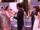Ngày cưới của chúng tôi đáng lẽ sẽ rất trọn vẹn. Khi chồng tôi đang đi mời rượu ở các mâm, tôi phát hiện có một người phụ nữ nép sau bức tường. Do tò mò, tôi tiến đến hỏi bà là khách của ai. Thế rồi bà nói ngắn gọn với tôi vài câu, tự xưng là mẹ chồng rồi dúi vào tay tôi một tờ giấy ghi số điện thoại. Sau hôm đó, tôi rất lăn tăn về chuyện nhà chồng. Nhưng chuyện quá khứ đều đã qua, tôi vẫn đang sống hạnh phúc bên chồng. Một hôm chồng tôi trở về nhà thì nhìn thấy gầm giường có thứ l::ạ. Anh bỗng q::u:ỳ xuống kh:óc liên tục, lúc này tôi mới v:ỡ l:ẽ……