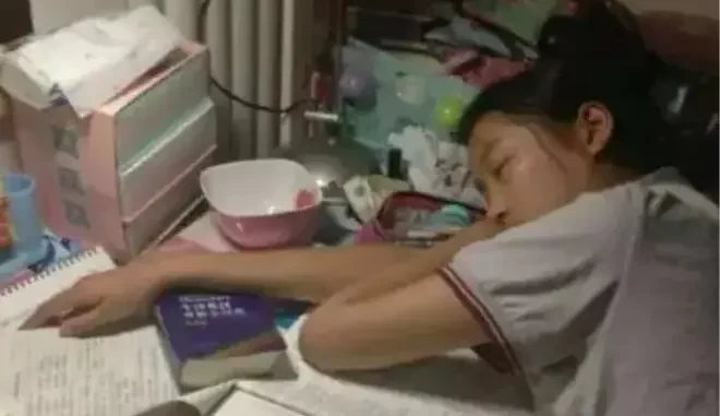 Nửa đêm thấy phòng con gái vẫn sáng đèn, mẹ đẩy cửa kiểm tra thấy con nằm gục trên bàn học, gọi mãi không dậy Nửa đêm thấy phòng con gái vẫn sáng đèn, mẹ đẩy cửa kiểm tra thấy con nằm gục trên bàn học, gọi mãi không dậy