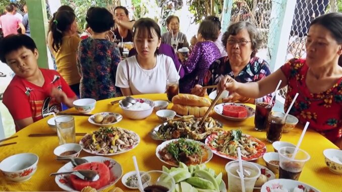 Nhà tôi mời hàng xóm đến ăn giỗ, khách dẫn cả nhà 5 người nhưng đến tay không, phong bì không thấy mà một gói bánh cũng không có luôn, lại còn ngồi kín cả mâm cỗ 700 nghìn của nhà tôi, đến ngày nhà họ cưới tôi đi lại cái phong bì không, rồi viết rõ ràng thế này, không ngờ 1 tuần sau thấy nhà hàng xóm đông nghịt người, chạy sang thì đã.. Nhà tôi mời hàng xóm đến ăn giỗ, khách dẫn cả nhà 5 người nhưng đến tay không, phong bì không thấy mà một gói bánh cũng không có luôn, lại còn ngồi kín cả mâm cỗ 700 nghìn của nhà tôi, đến ngày nhà họ cưới tôi đi lại cái phong bì không, rồi viết rõ ràng thế này, không ngờ 1 tuần sau thấy nhà hàng xóm đông nghịt người, chạy sang thì đã..