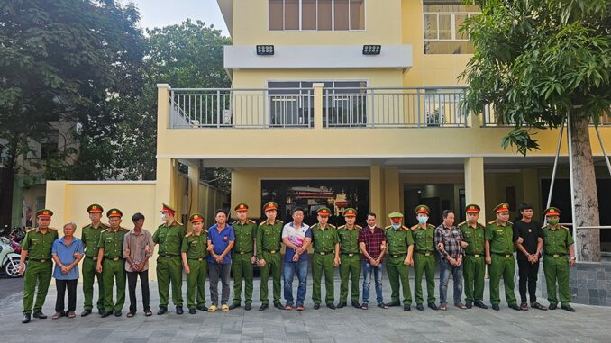 Triệt phá đường dây buôn lậu xăng dầu ‘khủng’, khởi tố 53 bị can, trong đó có nhiều cán bộ hải quan Triệt phá đường dây buôn lậu xăng dầu ‘khủng’, khởi tố 53 bị can, trong đó có nhiều cán bộ hải quan