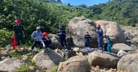 Phát hiện một t.h.i t.h.ể rơi xuống ghềnh đá trên bán đảo Sơn Trà Phát hiện một t.h.i t.h.ể rơi xuống ghềnh đá trên bán đảo Sơn Trà
