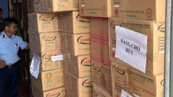 Phát hiện gần 12.000 lon sữa bột nghi giả trong căn nhà không số Phát hiện gần 12.000 lon sữa bột nghi giả trong căn nhà không số
