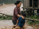 Người phụ nữ cứu bé trai dưới sông về nuôi, học hết đại học cậu bỗng bặt vô âm tín