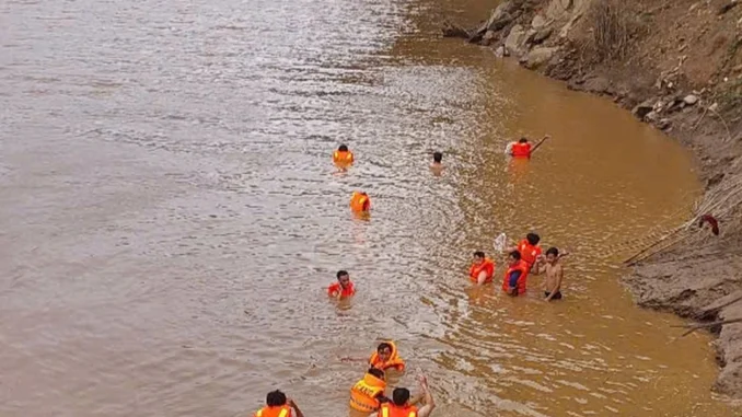 Chị nhảy xuống sông cứu em trai, cả hai cùng tử nạn Chị nhảy xuống sông cứu em trai, cả hai cùng tử nạn