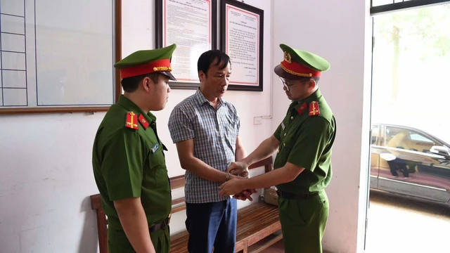 Một chủ tịch UBND xã bị giữ người, khám xét khẩn cấp Một chủ tịch UBND xã bị giữ người, khám xét khẩn cấp