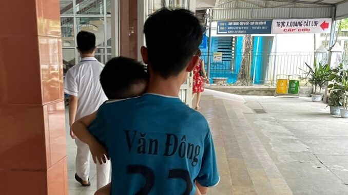 Bé trai vụ ‘không được cấp cứu vì chưa đủ tiền viện phí’ cai máy thở Bé trai vụ ‘không được cấp cứu vì chưa đủ tiền viện phí’ cai máy thở