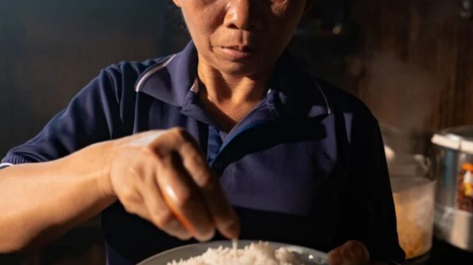 Chị dâu xới cơm cho em dâu lúc nào cũng xới rất đầy, ai trong nhà cũng nghĩ cô th;ương em dâu mới về, lo em đói bụng, 3 năm không có c;on, em dâu nghi ngờ liền bí mật lắp c:a:mera thì phát hiện bí mật độ;;ng tr;;ời, hóa ra là vì tờ di chúc… Chị dâu xới cơm cho em dâu lúc nào cũng xới rất đầy, ai trong nhà cũng nghĩ cô th;ương em dâu mới về, lo em đói bụng, 3 năm không có c;on, em dâu nghi ngờ liền bí mật lắp c:a:mera thì phát hiện bí mật độ;;ng tr;;ời, hóa ra là vì tờ di chúc…