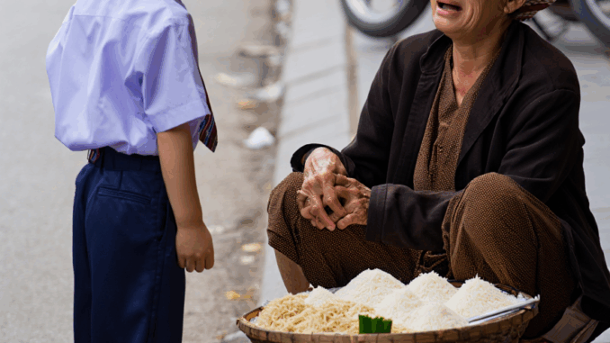 Bà cụ bán xôi ven đường luôn â:n h:ận vì năm xưa lỡ gửi c:on cho người khác nuôi, 40 năm sau bà cụ suýt ch:e:ett ng:;ấ:t khi 1 c:;ậu b:;é bước tới mua xôi rồi h:ố:t h:;oảng nhìn bà “Ơ, bà nội!”, bức thư “Mong con sống tốt bên gia đình mới” đã nói lên tất cả… Bà cụ bán xôi ven đường luôn â:n h:ận vì năm xưa lỡ gửi c:on cho người khác nuôi, 40 năm sau bà cụ suýt ch:e:ett ng:;ấ:t khi 1 c:;ậu b:;é bước tới mua xôi rồi h:ố:t h:;oảng nhìn bà “Ơ, bà nội!”, bức thư “Mong con sống tốt bên gia đình mới” đã nói lên tất cả…