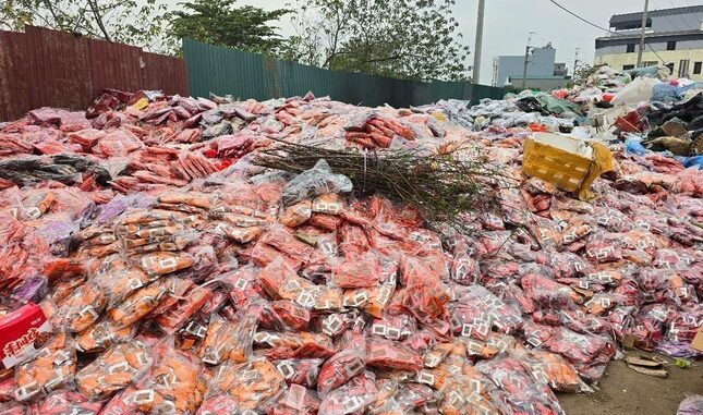 Trời ơi, này thì bánh kẹo cho học sinh ăn đây, chất thành núi Trời ơi, này thì bánh kẹo cho học sinh ăn đây, chất thành núi