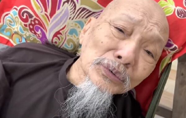 Tối nào bố chồng cũng hỏi mượn quần áo của tôi để ôm đi ngủ… Tối nào bố chồng cũng hỏi mượn quần áo của tôi để ôm đi ngủ…