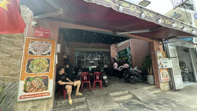Cảnh tượng bất ngờ tại quán lòng se điếu nổi tiếng TP.HCM giữa lùm xùm, nhân viên thông báo "đã hết sạch đồ", không còn gì để bán Cảnh tượng bất ngờ tại quán lòng se điếu nổi tiếng TP.HCM giữa lùm xùm, nhân viên thông báo "đã hết sạch đồ", không còn gì để bán