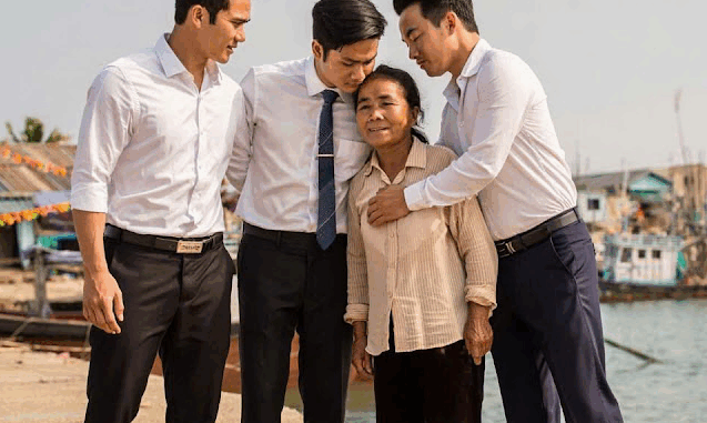 Chồng bỏ đi theo cô gái khác, người phụ nữ làng chài ở vậy nuôi 3 con trai ăn học, 20 năm sau các con trở về làm cho mẹ một việc khiến ai cũng ngưỡng mộ…