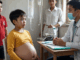 Hưng, cậu bé nhỏ nhắn, năm nay vừa tròn tám tuổi, sống cùng mẹ ở một vùng núi heo hút thuộc tỉnh Nghệ An