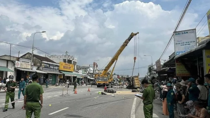 Ôtô lao vào nhà dân, tông nhiều người ở Quảng Ngãi Ôtô lao vào nhà dân, tông nhiều người ở Quảng Ngãi