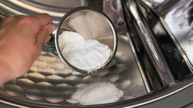 Hôm nay tôi mới biết, rắc 1 nắm muối trắng vào máy giặt lợi hại đến thế