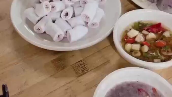 Mua lòng xe điếu về ăn, gia đình tá hỏa khi bắt gặp cả giun sán Mua lòng xe điếu về ăn, gia đình tá hỏa khi bắt gặp cả giun sán