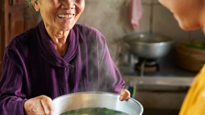 Được mẹ chồng nấu cho bát canh rau ngót để tẩm bổ, ai ngờ con dâu tiểu thư ngay lập tức ng;;ã ng;;ửa ra đất bất tỉnh, 1 tháng sau cả nhà chồng phải tới v:;an xin tha thứ vì sự th;;am l:am nhưng đã quá muộn…. Được mẹ chồng nấu cho bát canh rau ngót để tẩm bổ, ai ngờ con dâu tiểu thư ngay lập tức ng;;ã ng;;ửa ra đất bất tỉnh, 1 tháng sau cả nhà chồng phải tới v:;an xin tha thứ vì sự th;;am l:am nhưng đã quá muộn….