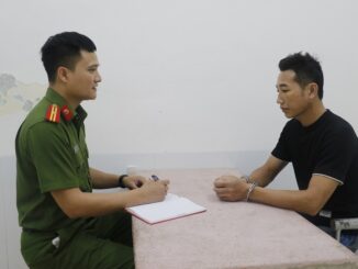 Công an thông tin vụ phụ huynh xông vào trường đánh tới tấp cô giáo, bắt đứng dưới mưa
