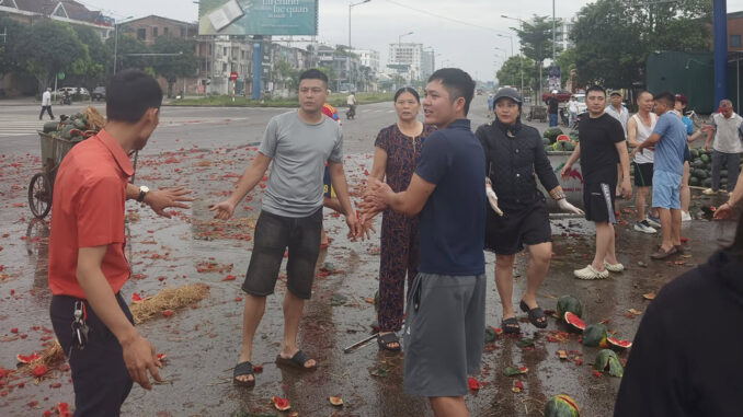 Hậu cảnh tượng xúc động sau vụ tai nạn: Tài xế xe chở dưa hấu đã tử vong Hậu cảnh tượng xúc động sau vụ tai nạn: Tài xế xe chở dưa hấu đã tử vong