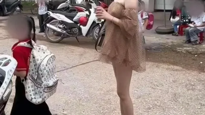 Mẹ trẻ gây sốc vì ăn mặc phản cảm khi đưa đón con đi học, dân tình chỉ trích gay gắt Mẹ trẻ gây sốc vì ăn mặc phản cảm khi đưa đón con đi học, dân tình chỉ trích gay gắt