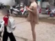 Mẹ trẻ gây sốc vì ăn mặc phản cảm khi đưa đón con đi học, dân tình chỉ trích gay gắt