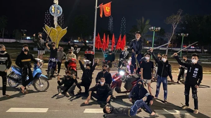 Khởi tố nhóm “yêng hùng” mang đao kiếm đại náo trên Quốc lộ 6 Khởi tố nhóm “yêng hùng” mang đao kiếm đại náo trên Quốc lộ 6