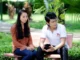 Ba tháng sau khi chia tay mối tình đầu kéo dài suốt năm năm đại học, tôi khoác lên mình chiếc váy cưới trắng muốt, sánh bước bên người chồng hiện tại – một trưởng phòng điềm đạm, thành đạt và hơn tôi tám tuổi.