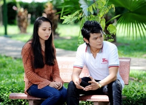 Ba tháng sau khi chia tay mối tình đầu kéo dài suốt năm năm đại học, tôi khoác lên mình chiếc váy cưới trắng muốt, sánh bước bên người chồng hiện tại – một trưởng phòng điềm đạm, thành đạt và hơn tôi tám tuổi. Ba tháng sau khi chia tay mối tình đầu kéo dài suốt năm năm đại học, tôi khoác lên mình chiếc váy cưới trắng muốt, sánh bước bên người chồng hiện tại – một trưởng phòng điềm đạm, thành đạt và hơn tôi tám tuổi.