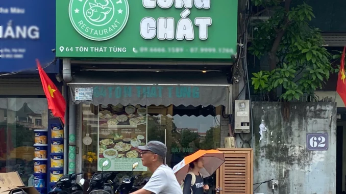Quán Lòng Chát ở Hà Nội vắng khách, nhân viên nói “hết lòng xe điếu”
