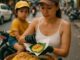 Vợ làm nghề bán xôi đêm, Tôi ở nhà trông con rồi ngày nào tôi cũng phụ vợ dọn hàng rồi bỏ về ngủ trước vì sáng hôm sau phải đi làm sớm. Kì lạ thay dù rất đông khách xếp hàng nhưng lúc kiểm tiền lại chẳng lãi lời được bao nhiêu mà vợ còn than đau khắp người. Đêm hôm đó, tôi bí mật về thay quần áo rồi giả làm khách mua xôi. Lúc gần đến lượt, tôi sững người khi thấy vợ đang …