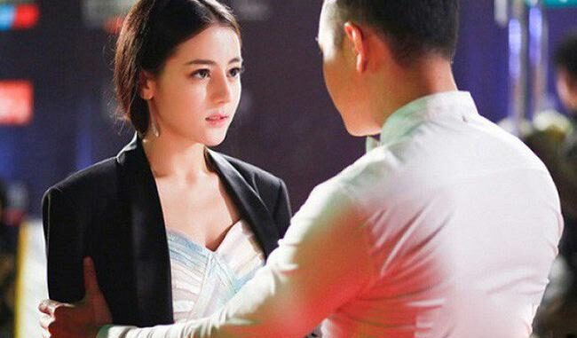 Con trai lương 30 triệu lại dân Hà Nội chính gốc, không hiểu sao nó nằng nặc đòi lấy vợ xa xôi hẻo lánh tận Lai Châu. Tôi dẫn lễ đúng 1 triệu, làm 3 tráp hỏi rẻ tiền đến hỏi vợ cho nó: “Thế này là tốt lắm rồi, nhà nó lấy được con trai mình khác gì vớ cục vàng”. Đoàn nhà trai lèo tèo hơn 10 người vừa đến cổng nhà gái thì tôi suýt ng/â/t khi nhìn thấy cảnh giữa sân